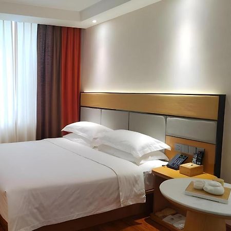 Greentree Inn Geermu Walking Street Business Hotel Golmud Екстер'єр фото